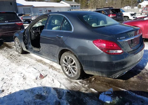 2016 Mercedes-Benz C 300 4Matic z USA, uszkodzony, nr VIN 55SWF4KB7GU143519